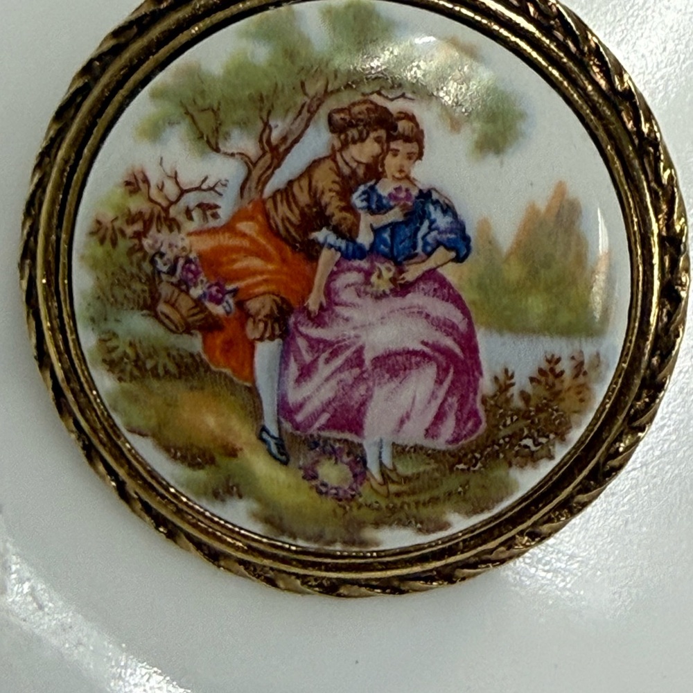 Vintage Courting Couple Porcelain Brooch with Romantic Scene - Picture 3 of 7
